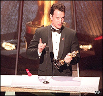 تام هنکس هنگام دريافت جايزه برای بازی در فيلم فيلادلفيا