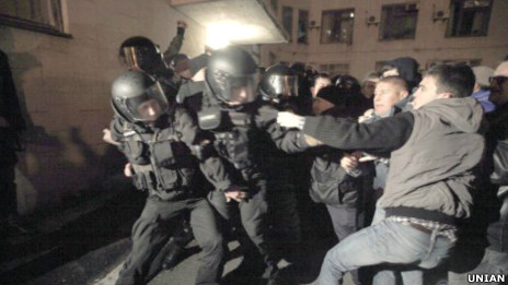 Сутички міліції і молодих людей біля виборчої комісії у Києві 