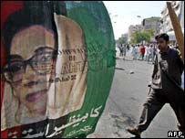 Cartaz mostra imagem de Benazir Bhutto em Karachi