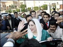 Bà Bhutto trên chiếc xe buýt mui trần