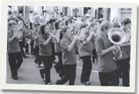 Rhai o'r aelodau yn gorymdeithio