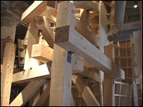 Maquete gigante de hotel em construção em Moscou, do arquiteto Frank O. Gehry