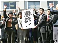 ساکنان منطقه پس از دريافت حکم دادگاه