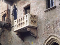 वेरोना में वो छज्जा जिसका ज़िक्र रोमियो-जूलियट नाटक में बार-बार होता है