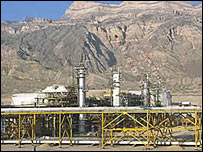 همجواری روستاها با برخی از تاسيسات نفتی در ايران مشکلات بهداشتی و محيط زيستی را بوجود آورده است