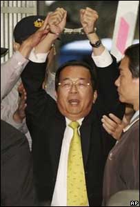 Ông Trần Thủy Biển bị còng