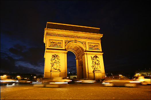 夜幕下的凯旋门依然十分雄伟。