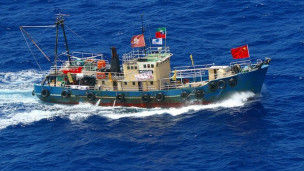Chiếc tàu cá có cắm cờ Trung Quốc trên đường ra đảo Điếu Ngư/Senkaku