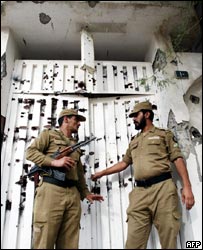 ماموران سعودی در محل تيراندازی مرگبار در شمال رياض، پايتخت عربستان