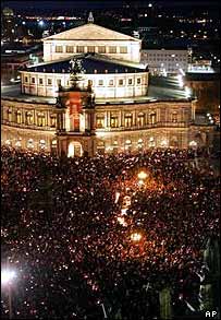Multidão com velas em frente à ópera Semper