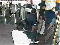 بمبگذاران انتحاری لندن، در حال ورود به ايستگاه مترو