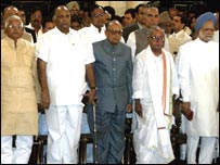 بھارتی پارلیمان کے نئے ارکان ملک  کے صدر اور وزیر اعظم کے ساتھ