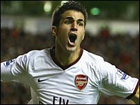 Cầu thủ Cesc Fabregas ăn mừng sau khi ghi bàn 