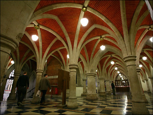 整个法院只花了8年时间便竣工,遗憾的是总建筑师George Edmund Street未能见到其落成便撒手人寰,据称是因为操劳过度。