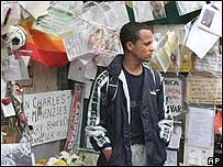 O primo de Jean Charles, Alessandro Pereira, vê mensagens em memória do eletricista deixadas na estação de metrô de Stockwell, sul de Londres