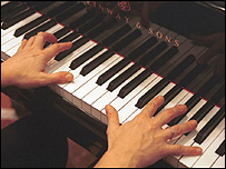 弹钢琴