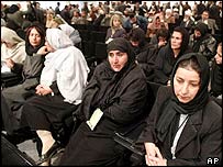 بيست و پنج درصد از اعضای لويه جرگه تصويب قانون اساسی افغانستان را زنان تشکيل می دهند