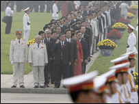 Các lãnh đạo Việt Nam trước lăng cố Chủ tịch Hồ Chí Minh