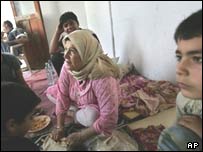 خانواده جنگ زده لبنانی در يک مدرسه سکونت گزيده اند