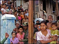 राहत सामग्री का इंतज़ार