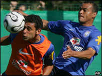 O atacante reserva Fred e o titular Cafu durante treino neste sábado