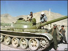 نیروهای طالبان در کنار یک تانک