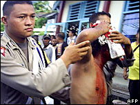 Cảnh sát Indonesia giúp đỡ một đồng sự bị tấn công