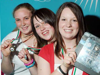 Cyflwyno Alaw werin unigol 15-19 oed  - 1af  - Catrin Roberts, Aelwyd yr Ynys Môn; 2ail - Elin Thomas, Ysgol Uwchradd Glan y Môr;  3ydd  - Awel Vaughan Evans.