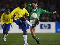 Ronaldinho Gaúcho disputa bola com Kevin Kilbane