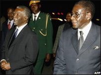 Tổng thống Nam Phi Mbeki (trái) và ông Mugabe tại sân bay quốc tế ở Harare hôm 09/08/08