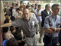 Venezuelanos fazem fila para verificar assinaturas