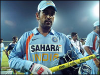 महेन्द्र सिंह धोनी ने भारतीय एकदिवसीय क्रिकेट टीम के रुप में एक साल पूरा किया