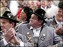 Moradores de Marktl Am Inn com vestimentas típicas da Baviera 