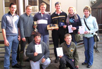 Enillwyr gyda'u tlysau a'u tystysgrifau