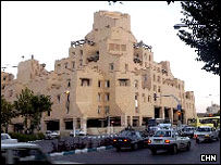 يونسکو هشدار داده بود در صورتيکه از ارتفاع برج جهان نما کاسته نشود، ميدان نقش جهان اصفهان از فهرست آثار ميراث فرهنگی جهان حذف خواهد شد