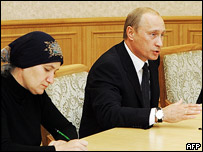 ولاديمير پوتين و يکی از بستگان قربانيان فاجعه بسلان