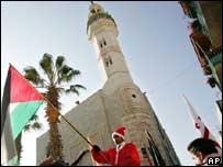 Palestino com bandeira perto da Igreja da Natividade, em Belém
