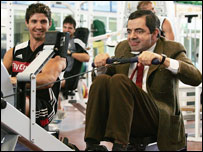 憨豆先生在健身房里