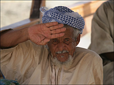 پیر مرد بر روی قایق آماده مسابقه است