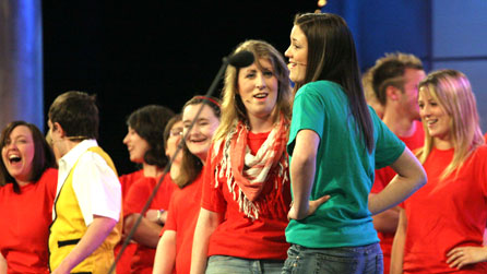 Hogia Mon yn gwahodd Cymru i Gaerdydd