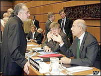 سيروس ناصری (ايستاده) عضو هيئت مذاکرات اتمی ايران در حال گفتگو با محمد برادعی، رئيس آژانس بين المللی انرژی اتمی