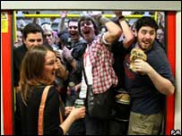 Pessoas bebendo no metrô de Londres