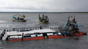 அபாயகரமான படகுப் பயணங்கள் மூலம் ஆஸ்திரேலியா நோக்கி வருவோரை தடுக்கும் நோக்குடன் பசிபிக் சொலுஷன் கொள்கையை ஆஸ்திரேலியா மீண்டும் கையில் எடுத்துள்ளது.