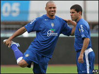 Ricardinho e Ronaldo durante treino antes da partida