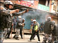 Cảnh sát bắn hơi cay vào người biểu tình