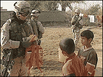 उपहार बाँटते अमरीकी सैनिक