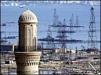 Bakü'de petrol tesislerine bakan bir minare 