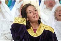 Mererid Hopwood, un o feirdd y noson