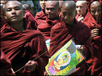 Monges budistas em protesto em Yangun