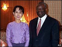 Bà Aung San Suu Kyi và đặc sứ LHQ Ibrahim Gambari